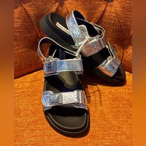 Steve Madden MARNIE Slingback
Sandals Hook/Loop Ankle Strap
Silver Sz 9